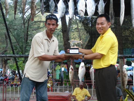     รางวัลชนะเลิศ ปลาเหลืองโพรง (เรนโบว์รันเนอร์) น้ำหนัก  3.10 กก.

  คุณทม  วงศ์รัตน์  ทีม จารีย