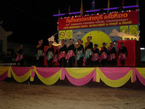 การแสดงของนักเรียนในอ.สายบุรีในคืนแรกครับ