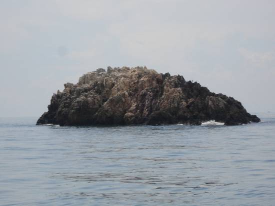   เกาะเล่าปี่หรือเกาะบราบี เกาะเล็กเพียงเกาะเดียวในน่านน้ำนี้ เมื่อก่อนเป็นเป้าซ้อมยิงของเรือรบของทห
