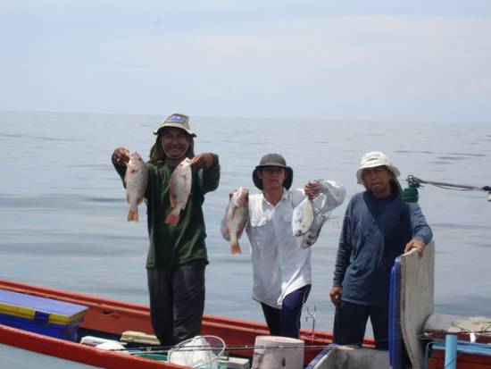    เรือนักตกปลาในวันแรกครับ บริเวณข้างเกาะเช่นกัน กับปลาที่ตกได้ในช่วงเช้าครับ  
    จริงๆแล้วที่เห