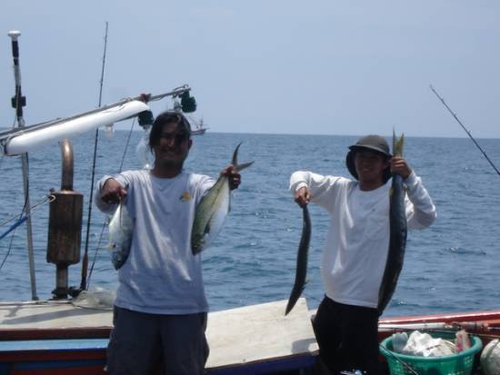    นักกีฬาตกปลากับปลาที่ได้ในวันที่สอง ( 6พค.)
