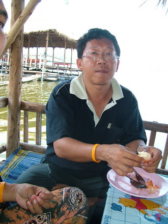 เฮียคิม ท่านนี้ ไม่เหมือนคราย....
นักตกปลา ก้อจะชอบกินปลาเป็นปกติ....
แต่เฮียคิม แกอ้ะ ม่ายกินปลา.