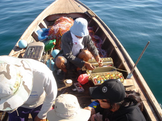 เริ่มประกอบเบ็ดครับ  เห็นไหมครับว่าพวกเราใหม่จริงๆ