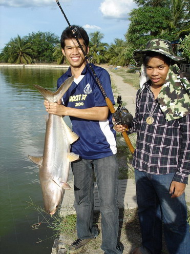 ฟ้าหลังฝน (ไม่ตก)
กองเชียร์ขอโพสท่ามั่ง ถ่ายเร็วๆหน่อย หนักโว้ย!!