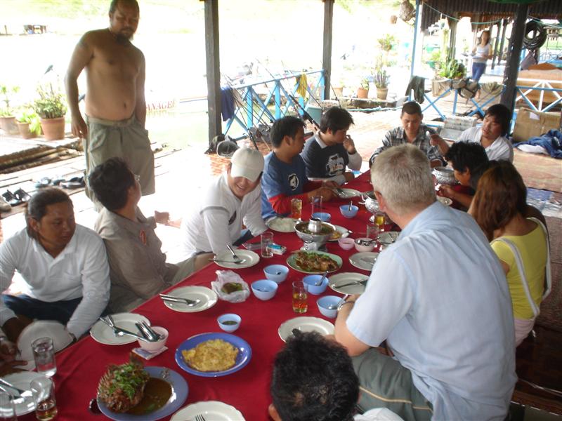    โปรดสังเกตุชายไทยที่ยืนอยู่ มีเหตุการไม่คาดติดเกิดขึ้นบนแพมีการเรียกค่าคุ้มครอมจากมาเฟียเจ้าถิ่นค