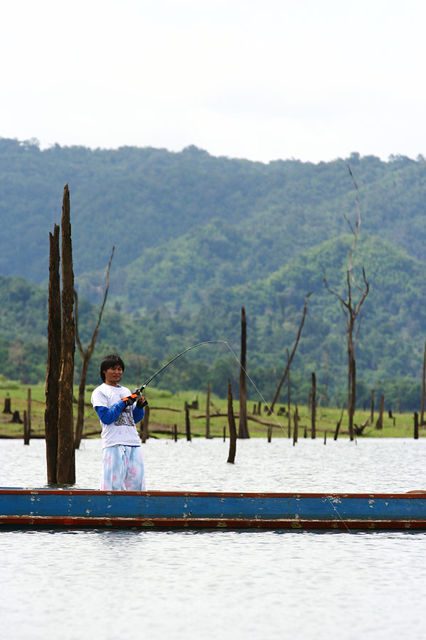 แก๊ปกลับมาอยู่กลางเรือ โดนอีกแล้ว