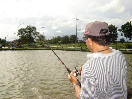 มาแว๊ปดูนักตกปลาท่านอื่นกันมั่ง....
พี่ท่านนี้ ปีนึง กลับมาเมืองไทย 3เดือน...
วันนี้มาลองตกปลากระพ