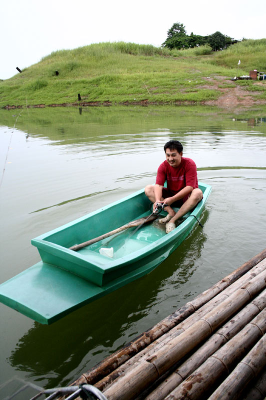 เช้าขับรถมา แล้วลงเรือตกปลาเลย  

ครูเล็กไม่ได้นอน ตอนบ่ายเลยขอนอนพักที่แพลุงเหน่งก่อน....ส่วนม่อน