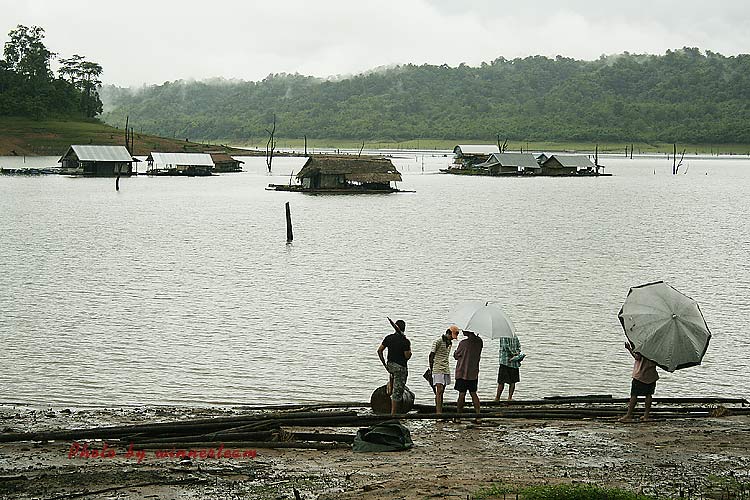 บรรยากาสริมเขื่อนหลังฝนตก ช่างคันไม้คันมือ :grin: :grin: