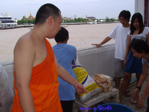 หลวงพี่จัดการสั่งความ ... โยมพี่ เทลงใส่กาละมังเลยนะ โน่น--ขัน