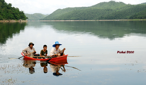 ชาวบ้านพายเรือมาตกปลาแถวๆนั้น  เห็นแสงเงาสวยเลยเอามาฝากกันครับ  :cheer: :cheer: :cheer: :cheer: