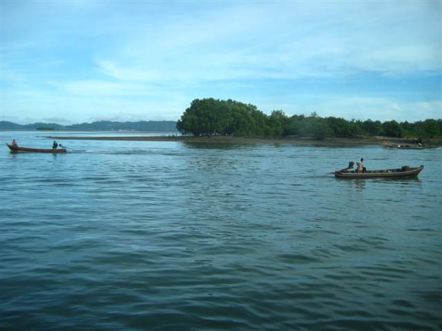 เรือหางยาวที่ปากน้ำระนองวิ่งไปวิ่งมา มีไปเกาะสองด้วยคับ