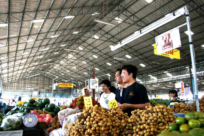 แวะตลาดเมืองสุพรรณหาซื้อผลไม้กันน