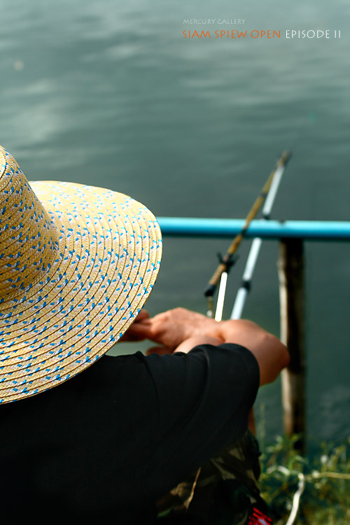 ที่ขาดไม่ได้เลยคือนักตกปลาสไตล์ชิงหลิว กับหมวกแบบดั้งเดิมสุดเท่ห์  ราคาก็ถูกแสนถูก แถมใช้ประโยชน์ได้