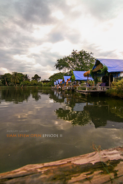 ส่วนฝั่งด้านขวา ก็จะเป็นซุ้มสุดหรุ มีที่นั่งสบายหน่อย ไม่ค่อยร้อน ส่วนมากจะเป็นการตกแบบสปิ๋ว และอัลต