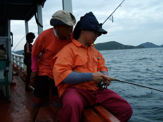 ไต๋หนวดก็บอกพวกเราว่า รอตอนบ่าย ๒
พวกเราก็ใช้เวลาให้เปงประโยชน์ ด้วยการนั่งเล่นปลาตัวเล็กกัน

- -