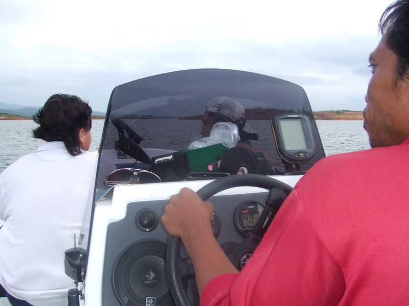 พี่หวัง บริการเยี่ยมครับ ขับเรือ ขับไกด์  ได้หมดที่สำคัญ ไม่ทำตัวเก่งกว่าลูกค้าครับ :cool:
