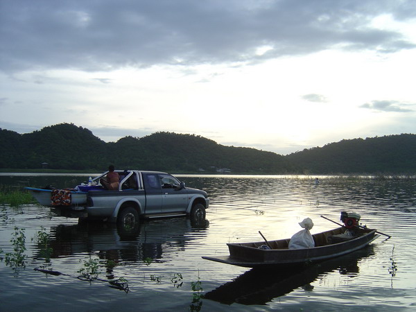 เมื่อถึงหมายน้าอ๊อดเห็นเรือจอดอยู่เลยนึกอยากเอา รถ โฟร์-มด เอ้ย.........โฟร์วีลไปเป็นเรือบ้าง เลยจัด