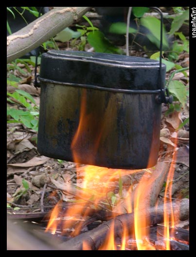 ไฟติดแล้ว เราก็เก็บเม็ดมะก่อมาโยนใส่ไฟ ... 

มะก่อ สามารถกินได้ทั้งดิบ เผา หรือ คั่ว ให้สุก 
รสชา