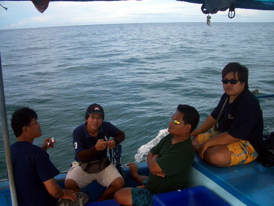 กลับบ้านอย่างสบายใจไทยแลนด์  หลายคนในวันนั้นยังมะได้

สัมผัสเกร็ดปลา กับมาลุ้นเอาที่เขื่อนที่เก่า 