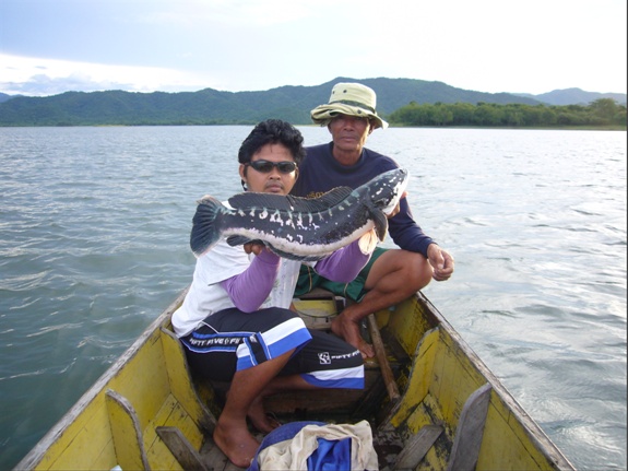 ขอถ่ายรูปกะลุงแกละไต๋เรือ มือหนึ่งของเราเสียหน่อย :grin:
ขนาดที่เราเก็บภาพกันอยู่นั้น [b]เสียง[/b] 