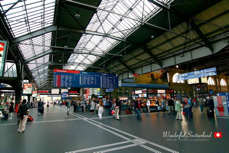 จากสนามบินต้องต่อรถไฟใต้ดินมาที่สถานนีรถไฟ หรือที่บ้านเราเรียกว่าหัวลำโพงครับ ใหญ่มากๆ ครับ แต่อ่านไ