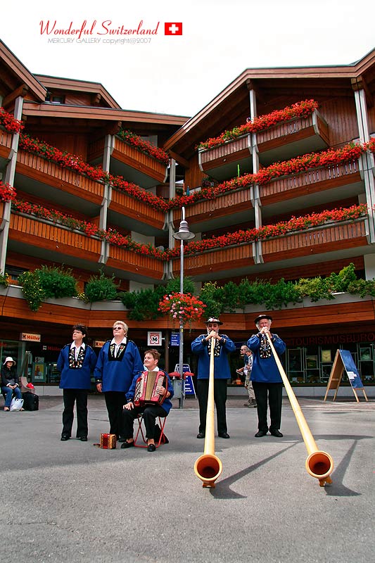 อีกวันย้ายมาเมือง Zermatt ครับ เมืองนี้ผมชอบที่สุดครับ เพราะบ้านเรือนแบบดั้งเดิมสวยมากๆ มาถึงก็มีวงด