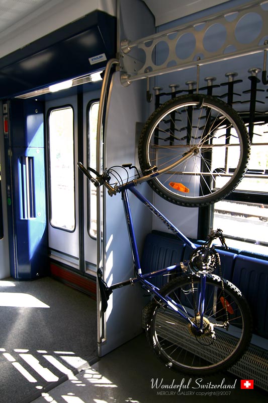 บนรถไฟมีที่แขวนจักรยานด้วย เก๋มากๆ 
-----------------------------------------
หวัดดีน้าเล็ก น้าหรั