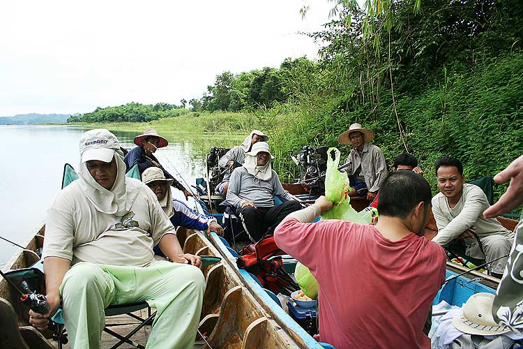 พักเที่ยงรวมตัวกันกินข้าวพร้อมกับดูผลงานของเรือแต่ละลำ :grin: :grin: :grin: