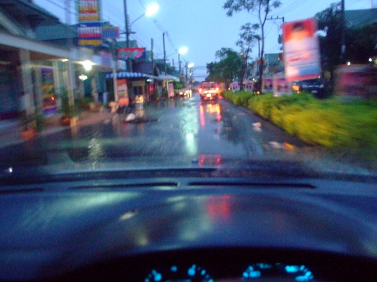 ลุยฝนฝ่ารถติดกลับถึงบ้านหกโมงเช้าพอดี
เจอน้ำท่วม
เพราะฝนตกหนักทั้งคืน
- - - - - - -
จบแล้วจ้า

