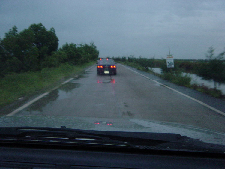 ตามทางที่ขับรถเข้าไปมีน้ามขังตลอดทางแสดงให้เห็นว่าได้รับ
สายฝนมะคืนมาอย่างเต็มที่ อยูยยยย.....บรรยา
