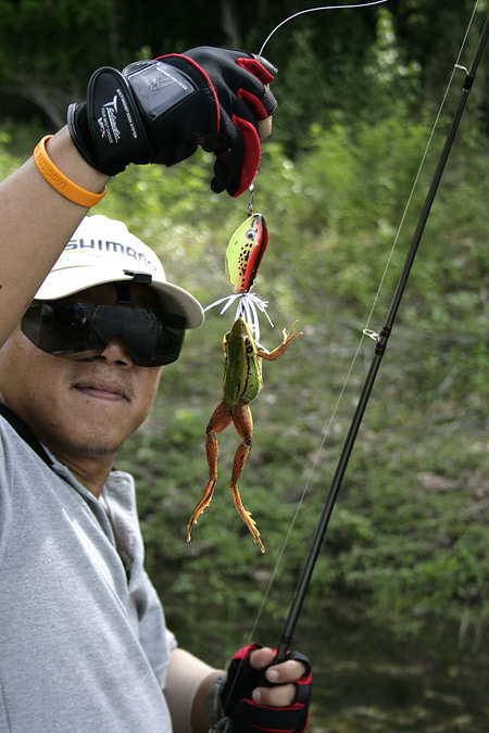 อยากดูรูปเฮียคิมตอน...อมคัน...คาบปลา :laughing:
พิมพ์ผิดครับเฮีย...."คาบคันถ่ายรูปกับปลาครับ" :grin