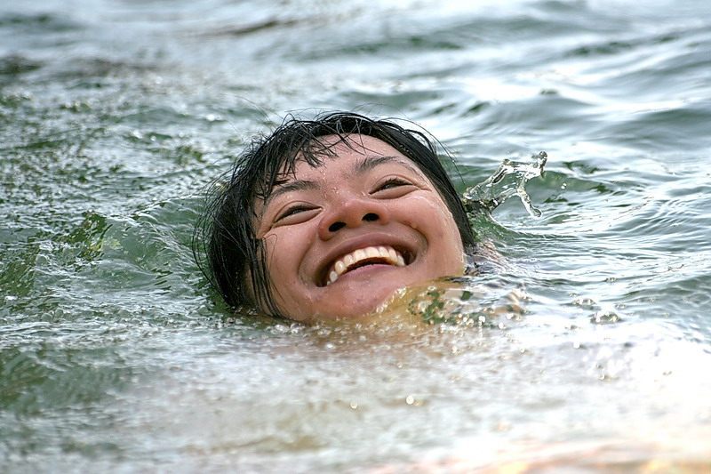 ตกลงไปในน้ำแล้วยังมามีหน้า ยิ้มระรื่นๆๆ สงสัยเพราะอากาศร้อนแน่ๆเลย หรือเพราะอะไรน๊าๆๆ ฮ่าๆๆ  :smile: