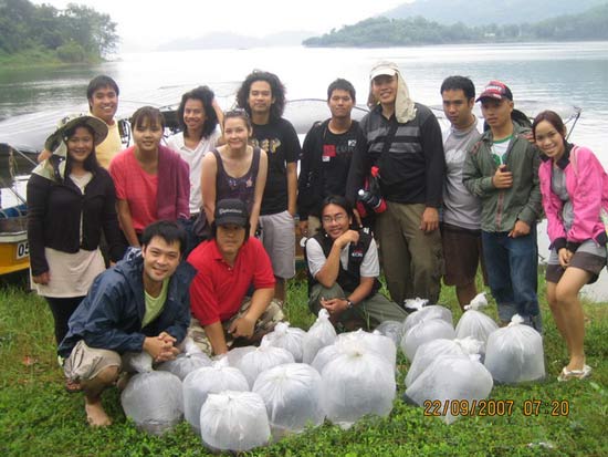 เมื่อมาถึงจุดปล่อยปลาก็ทำการรวมหมู่ถ่ายรูปเป้นที่ระทึก เอ้ย...ระลึก ขอบอกปล่อยปลาด้วยทุกคน โดยมีบางท