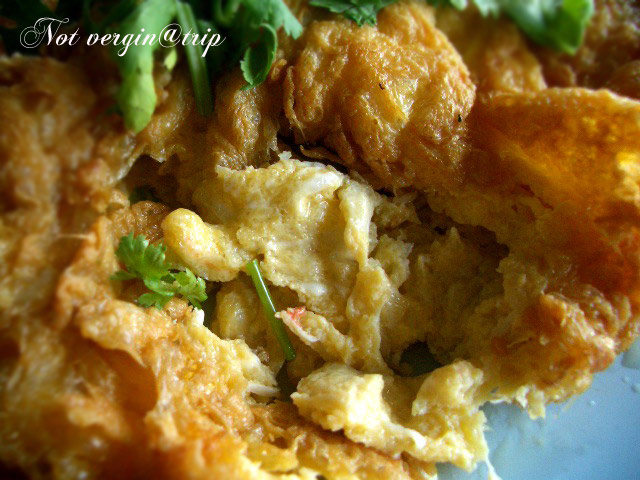 ไข่เจียวปู เนื้อปูเป็นก้อน ๆ กับข้าวสวย หอมกรุ่น  :umh: