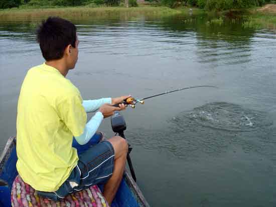 ออกเรือมาได้ แว๊ปเดียว....รวดเร็วปานไหน คิดดู 
ตีเหยื่อไม้ที่สอง ของเช้านี้ น้าต้น ก้อโดน ซะแล้ว...