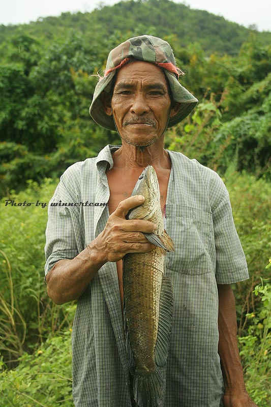 น้าไก่--"ลุงขอถ่ายรูปคู่กับปลาหน่อย"
ลุง--"มา..เดี๋ยวจัดให้" :cool: :cool:
