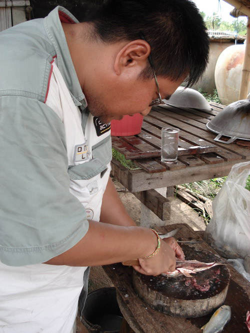 พี่หนึ่งตัวดี เห็นหยังงี้มีฝีมือทำปลาเหมือนกัน :laughing:

เล่นซะเนียนเชียว :love: :love: