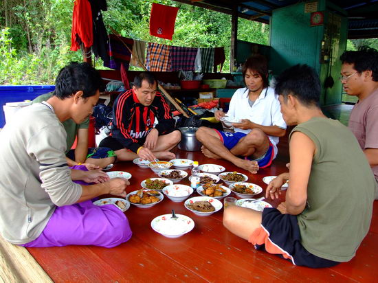 เพื่อนผมมันทำกับข้าวประชดซ้า อิ่มพุงกางไปตามๆกัน น้าดนัยเลยได้กินทันเค้าก็มื้อนี้ล่ะ เอิ๊กๆๆ :laughi