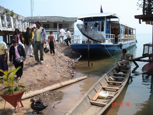 นั่งเรือไปชมวิวได้น่ะครับ แต่ผมไม่มีเวลาต้องรีบไปวังเวียง