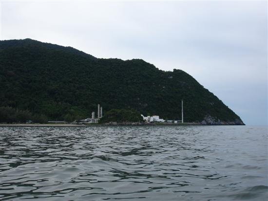 ในภาพ เป็นโรงไฟฟ้าขนอมครับ

หลังจากแล่นเรือมาถึงหน้าโรงไฟฟ้าขนอม ก็เจอกับไทยมุงคับประมาณ 200 กว่าค