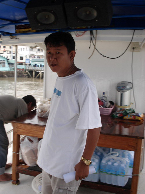 เวลาไปตกปลาที่พม่าเค้าจะมีไกด์ติดเรือเราไปด้วย ชื่ออะไรผมจำไม่ได้ ออกเสียงลำบากโค้ด :grin:
