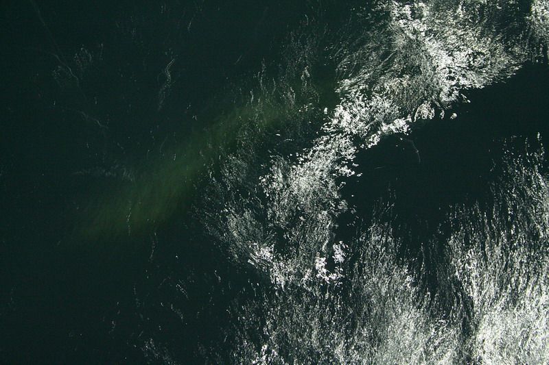 เล่นอยู่พักใหญ่ ด้วยสายเอ็นเส้นเล็ก 8 ปอนด์ เดินรอบเรือไปหนึ่งรอบก็ได้เห็นเงาลางๆของตัวใต้น้ำ  :chee