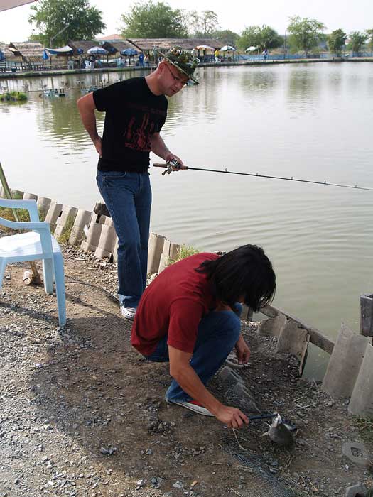 น้ากอล์ฟ ... วิ่งไปปลดปลาให้กับนักตกปลาญี่ปุ่น
.
.
.
อุปกรณ์พร้อม มีน้ำใจวิ่งปลดปลาให้กับน้าๆทุก