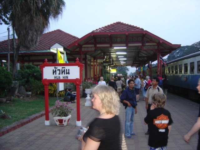 เป็นสถานีรถไฟที่สวยที่สุดของประเทศไทยแห่งนึง
ตอนเย็นๆเต็มไปด้วย นักท่องเที่ยวชาวต่างชาติ  :blush: :