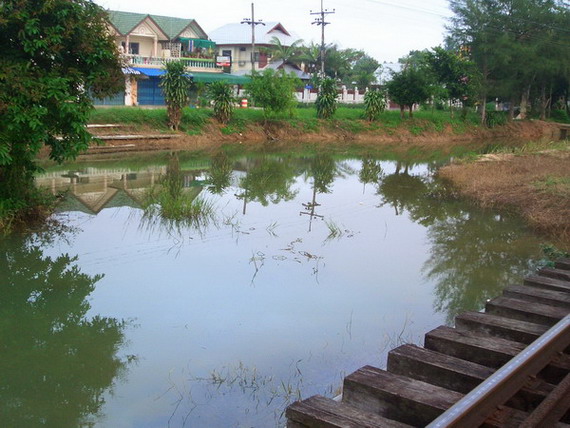 ย้ายหมายบ้างนะครับ เล่นกันริมทางรถไฟกันเลย เห็นหมายสวยดีอ่ะครับ :smile: