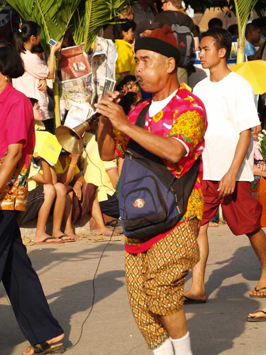 คุณลุงคนนี้ก็ต้องยกนิ้วให้เลยอ่ะ อากาศก็ร้อน แรงไม่ตกเลย  :smile: