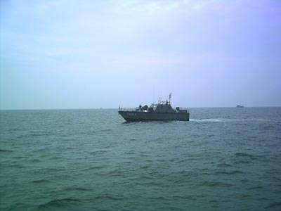  :angry:ในวันที่ 5 พ.ย. 50 ทางทหารได้มอบหมายให้เรือ ป.81ซึ่งเป็นเรือตรวจการให้ไปที่เกิดเหตุก่อนพอไปถ