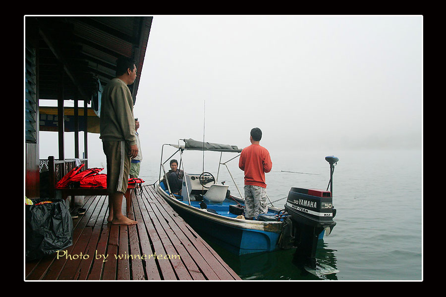 เตียมตัวลงเรือ แต่ละคนก็ต่างจับจองเรือ วันนี้เราออกเรือ 3 ลำ มีลำที่ 1 น้านัท ลำที่ 2 น้าธนา แล้วก็ล