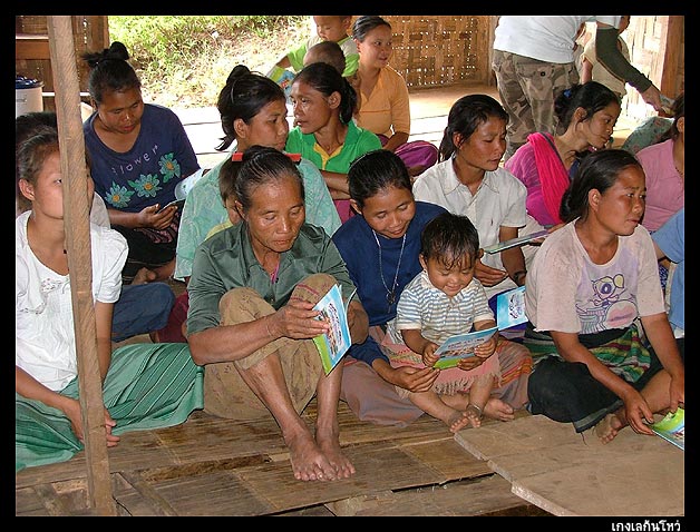 สุดประทับใจ ชาวบ้านตั้งใจฟังไม่มีถอย
พร้อมเปิดหนังสือที่แจกดูภาพประกอบตามคำอธิบาย
ไม่คุย ไม่เล่น น